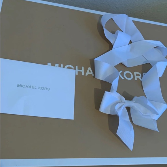 Michael kors extra large box - Picture 2 of 2